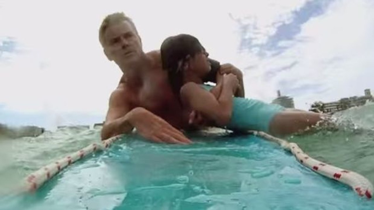 Ein Strandaufseher rettet ein kleines Mädchen in Autralien vor dem Ertrinken