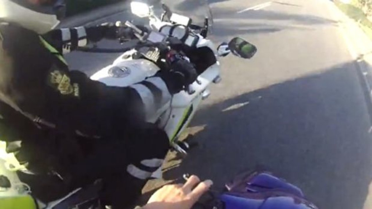 Jugendlicher auf dem Roller flieht vor Motorradpolizisten
