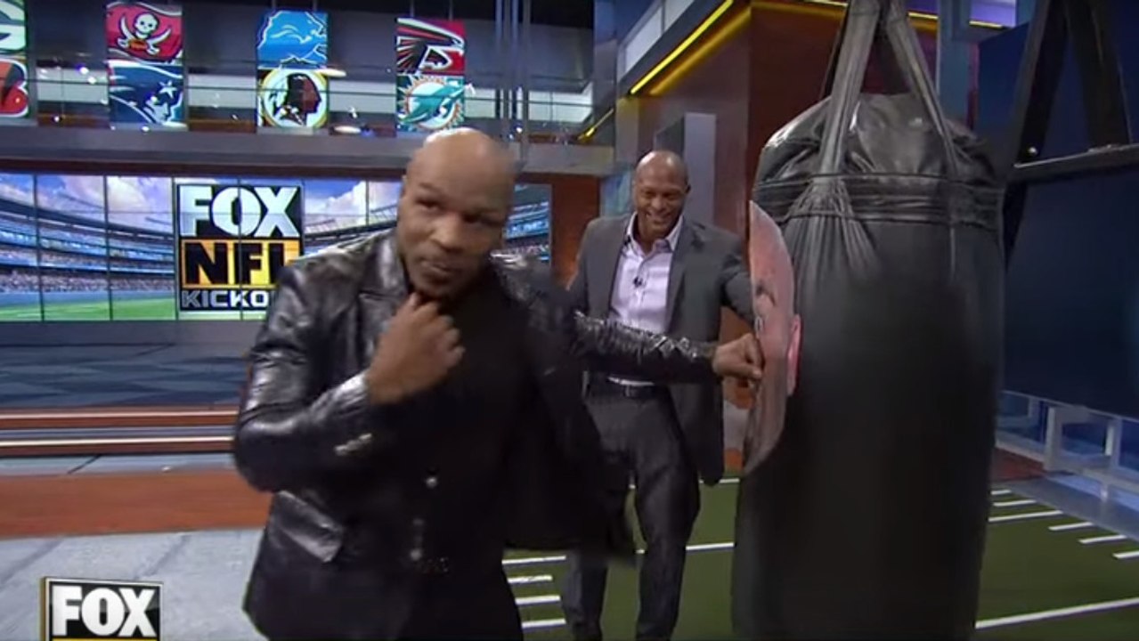 Mike Tyson zeigt der amerikanischen Football-Legende Brian Urlacher, wie ein K.O. geht