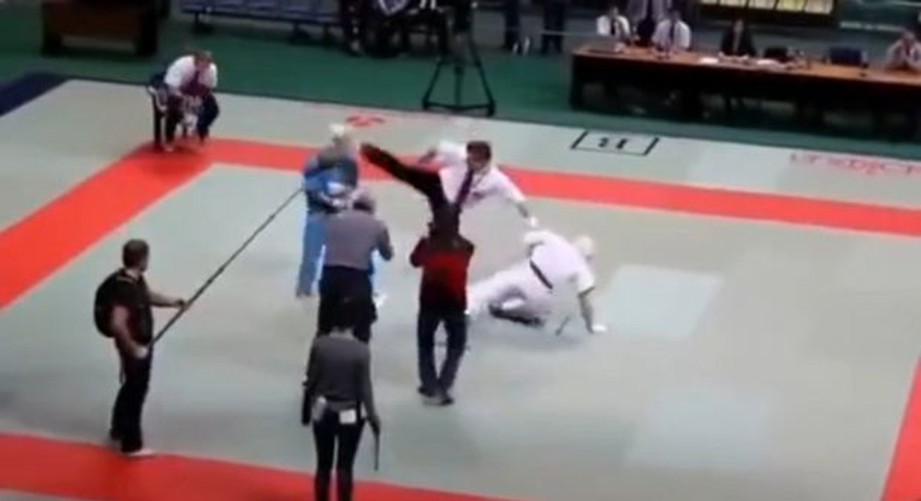Genervter Karate-Kampfrichter schlägt zwei Kämpfer K. o.!