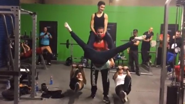 Der französische Strongman stemmt vier Personen in seiner Trainingssession