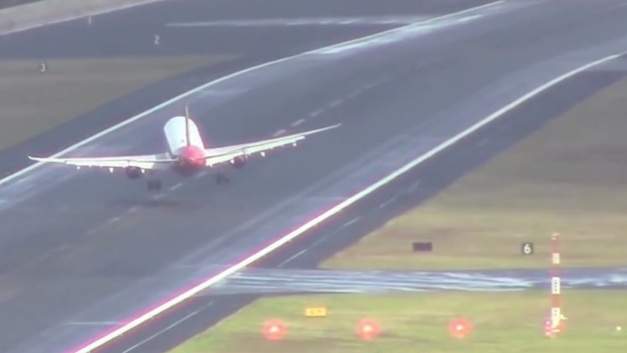 Auf der Insel Madeira in Portugal müssen die Flugzeuge bei sehr starkem Wind landen