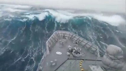 Quand un navire de la Navy affronte une gigantesque vague dans l'océan Austral