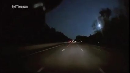 Une météorite traversant le ciel est filmée