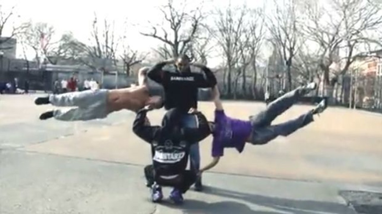 Muskeltraining: Ein Wahnsinns-Street-Workout mitten im Park in den USA