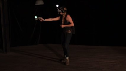 Cette joueuse munie d'un Oculus Rift perd complètement son sang-froid face aux zombies qui l'assaillent