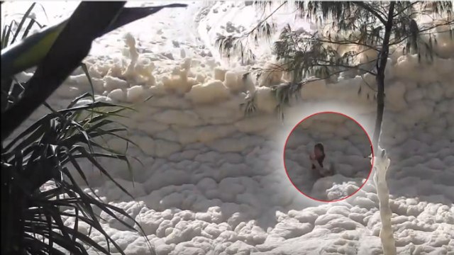Quand d’immenses vagues d’écume déferlent sur les plages australiennes