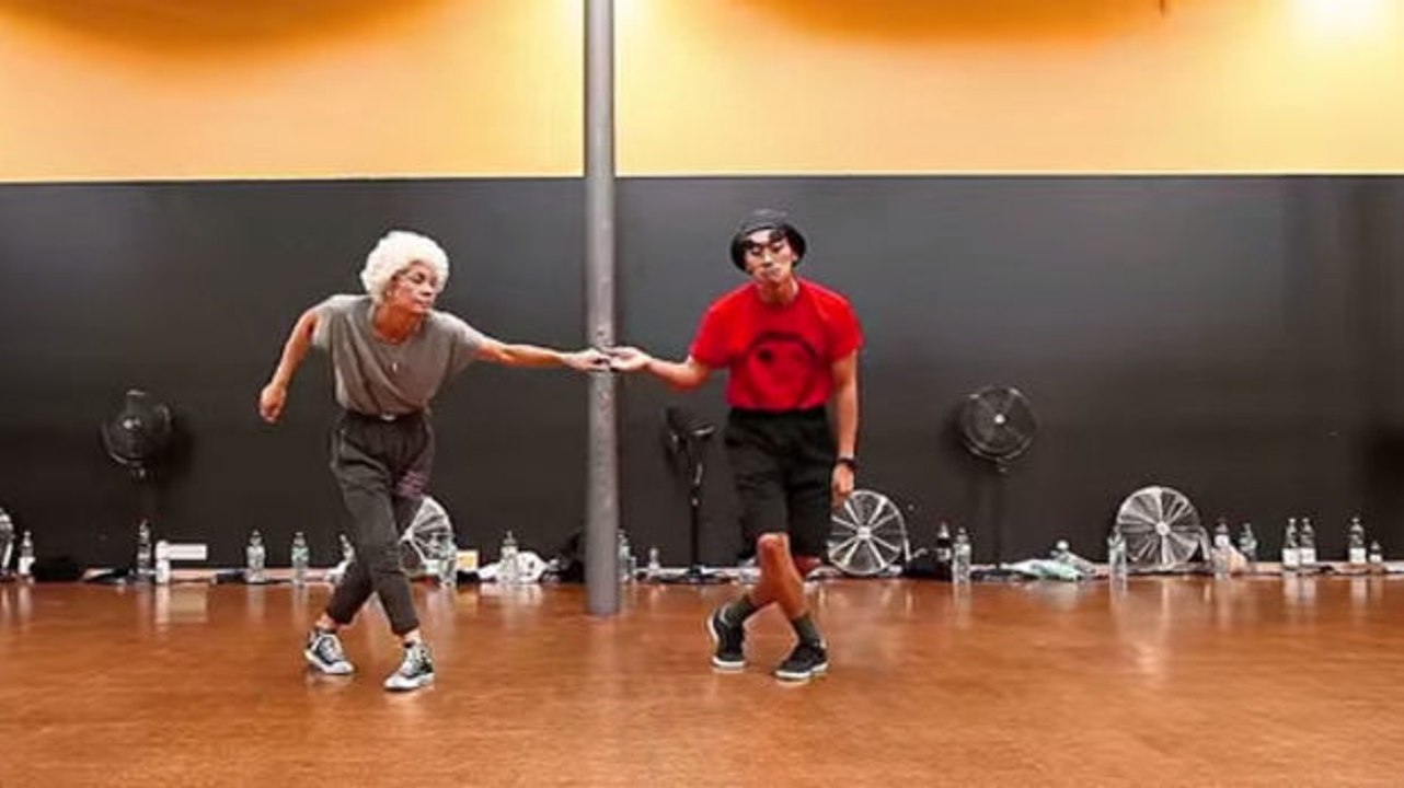 Dieses ältere Tanzpaar verblüfft das Publikum