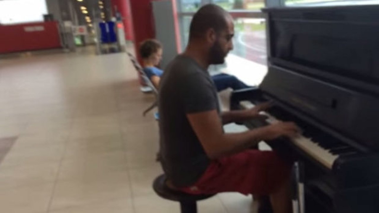 Mitten am Flughafen hat ein Pianist „Für Elise“ von Beethoven neu interpretiert