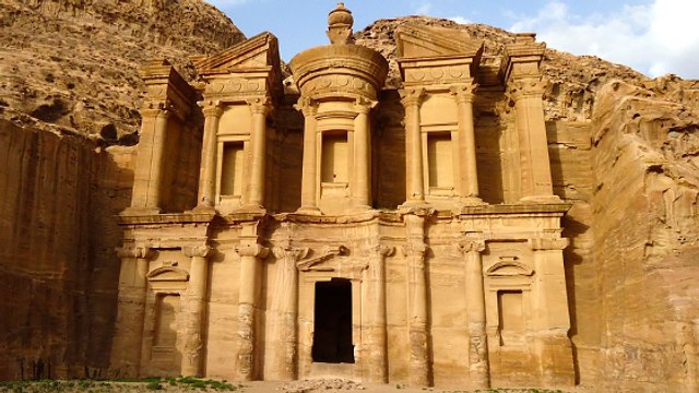 Un mystérieux monument découvert enfoui près du site antique de Petra en Jordanie