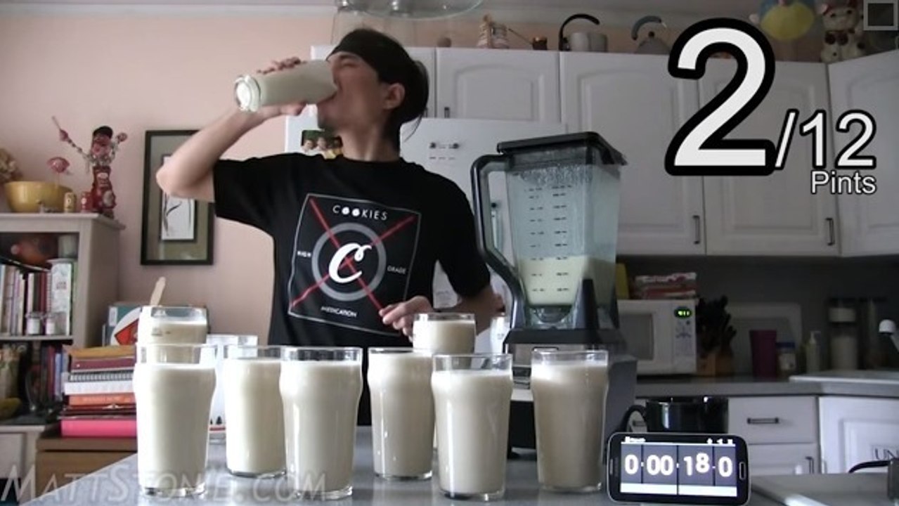 Der Youtube-User Matt Stonie schluckt 2 Kilo Protein-Pulver in 2 Minuten