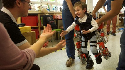 Un exosquelette pour permettre aux enfants atteints d'amyotrophie de marcher