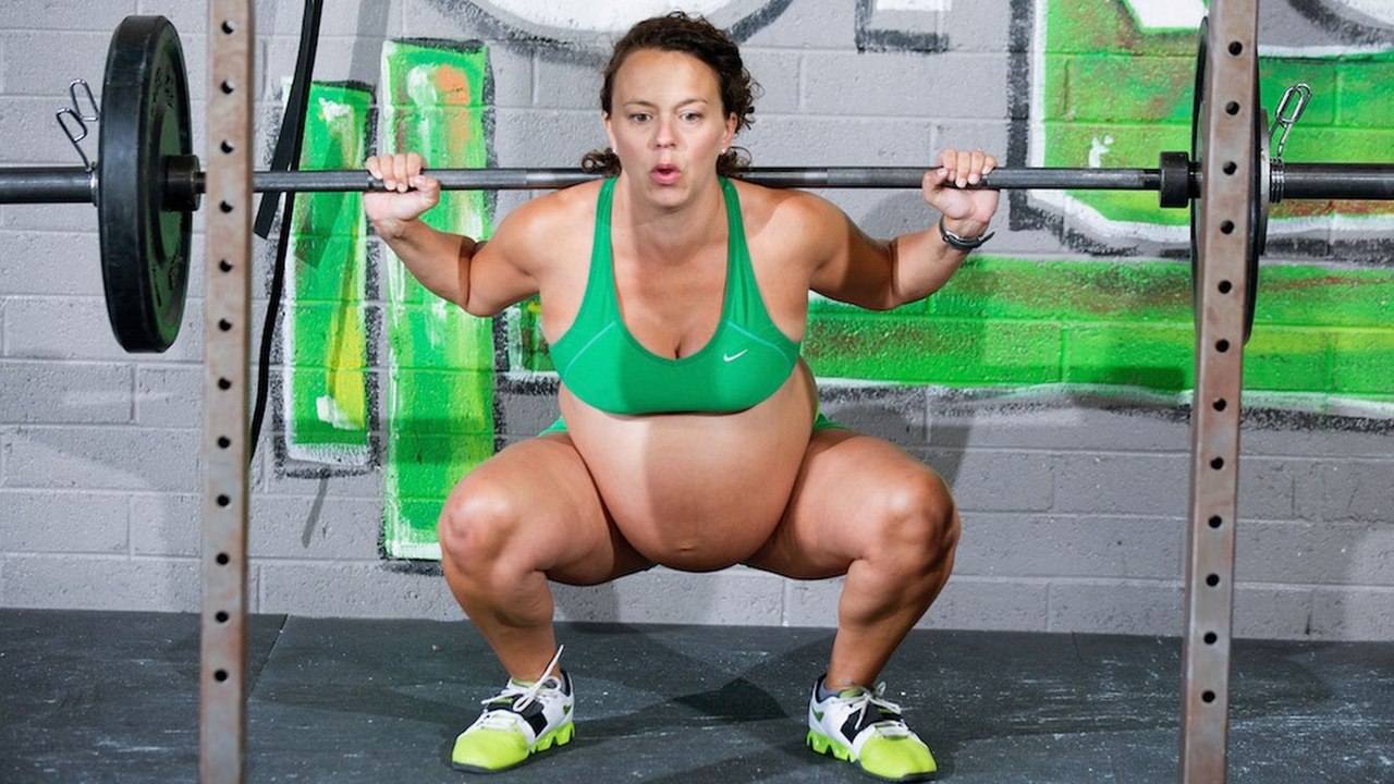 Meghan Leatherman stemmt hochschwanger Gewichte