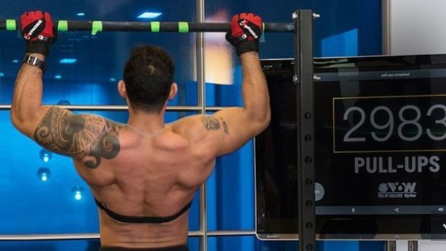 Der U.S. Marine Guy Valentino bricht den Weltrekord in Klimmzügen in weniger als 24 Stunden!