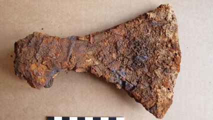 Des archéologues découvrent une hache viking géante au Danemark