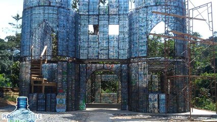 Un village entier construit ses maisons avec des bouteilles en plastique au Panama