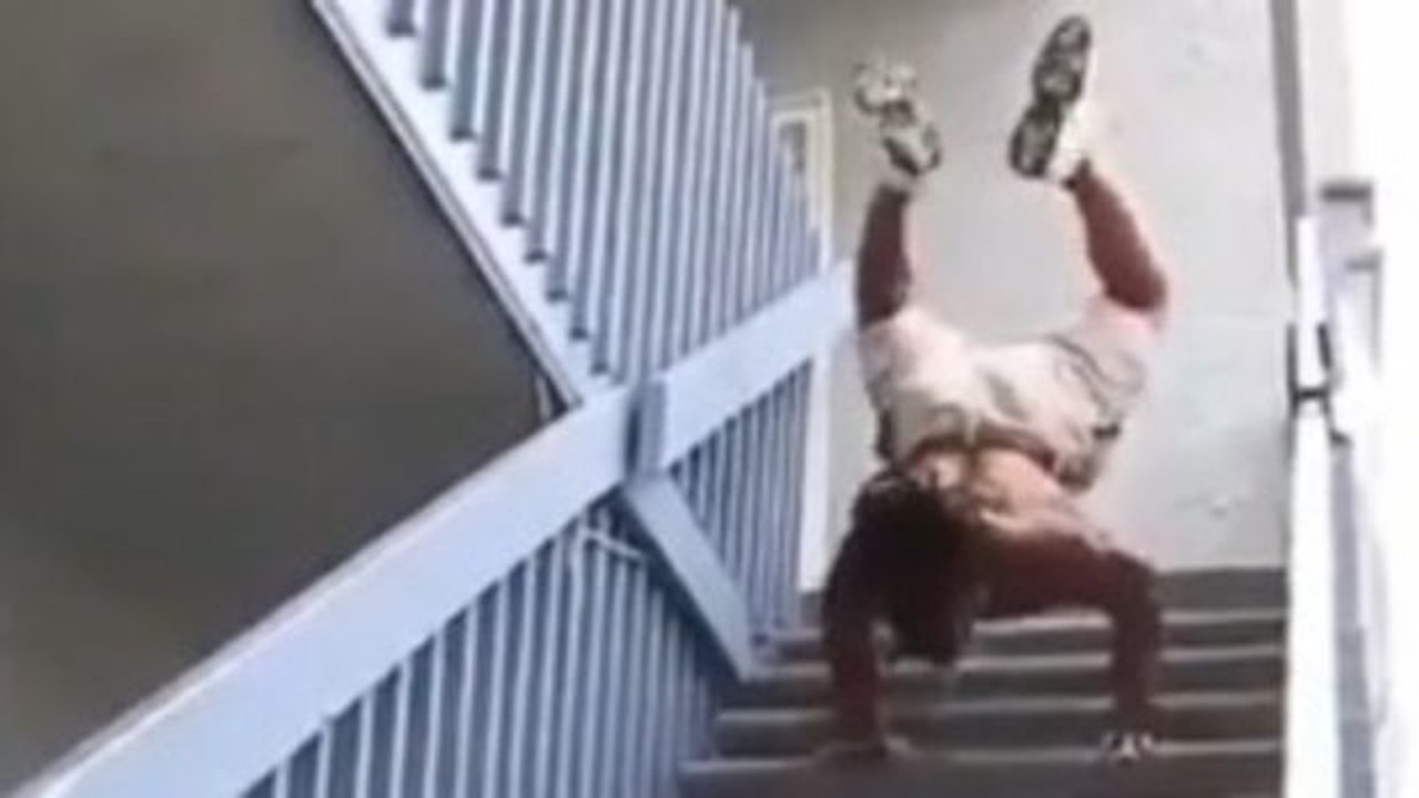 Er versucht Handstand und Liegestütze zu kombinieren, während er die Treppe runterkommt