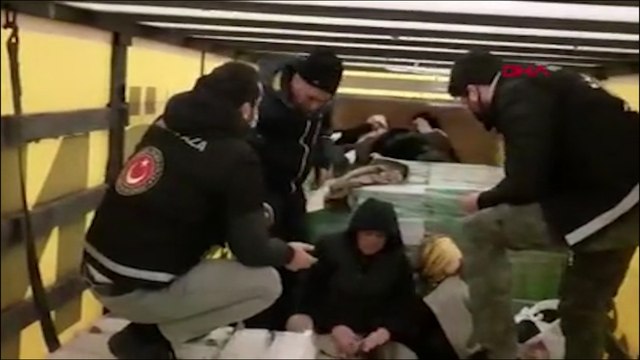 Yurt dışına kaçmaya çalışan 5 kişi TIR dorsesinde yakalandı