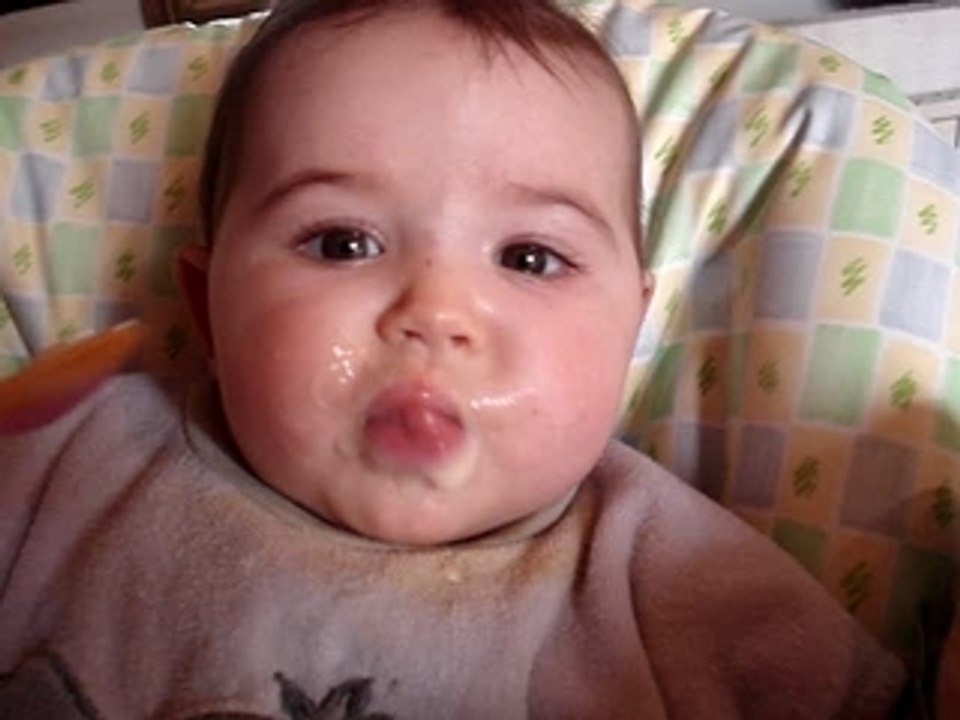 bébé mange