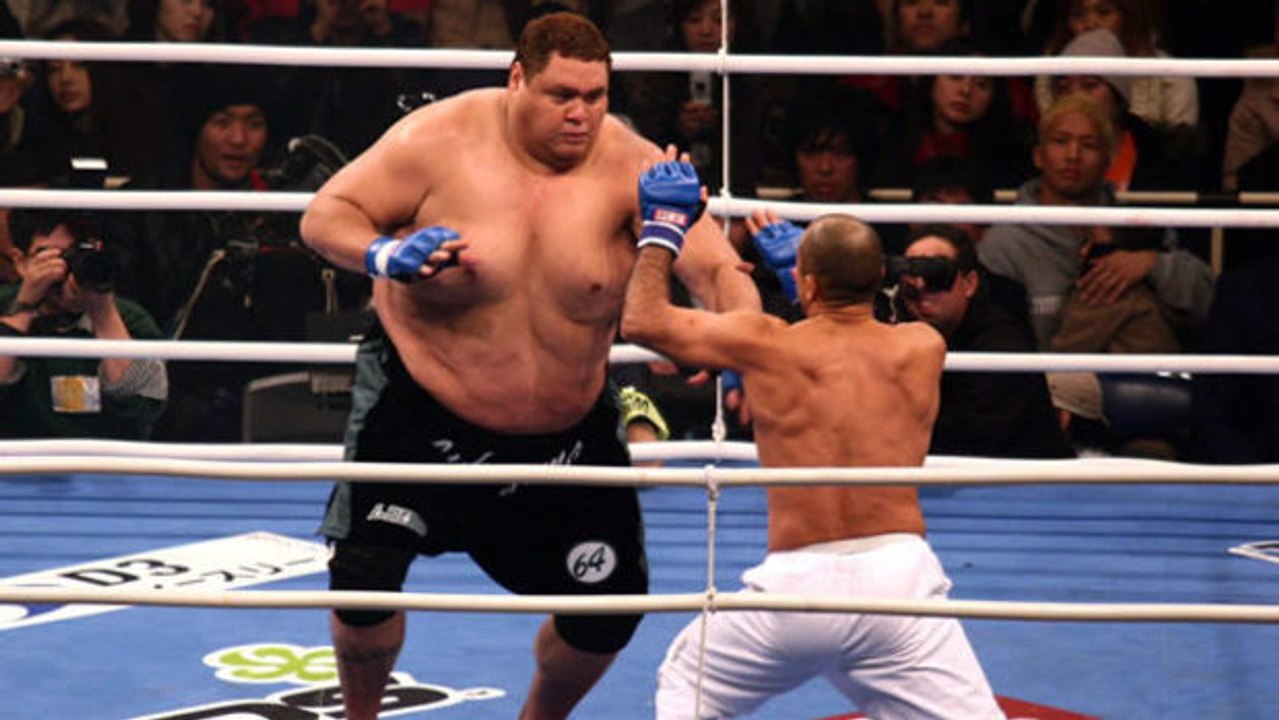 Royce Gracie, der Jiu-Jitsu-Experte, kämpft gegen den Sumo Meister Akebono