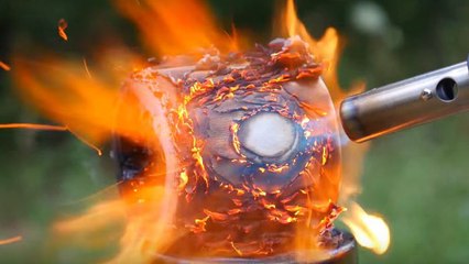 Voilà ce qui arrive au papier toilette lorsqu'il passe sous un chalumeau