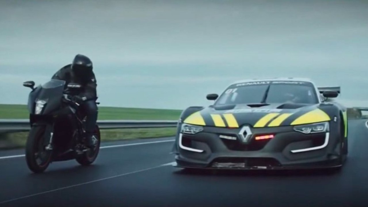 Motorrad liefert sich Verfolgungsjagd mit einem Renault Sport RS 01 der Polizei