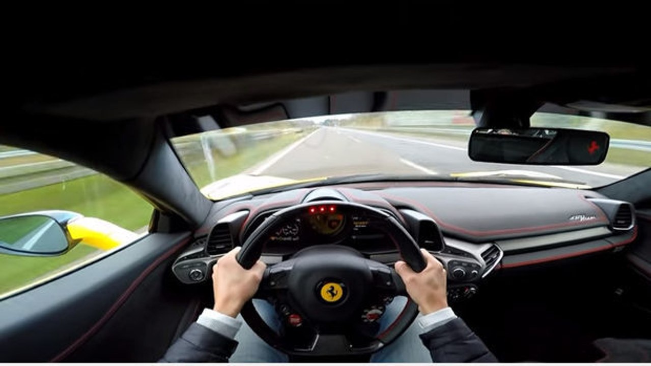 Er filmt seinen Ferrari 458 Italia bei 300 km/h auf der Autobahn
