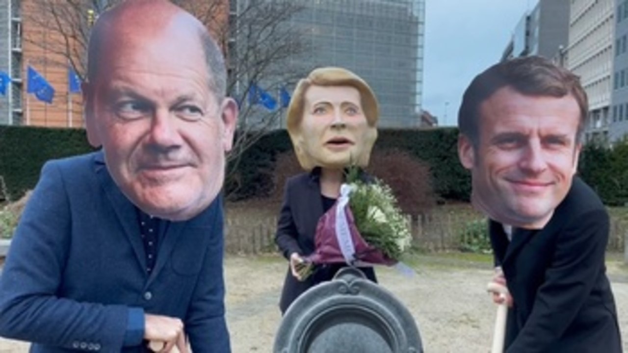 Una ONG personifica a Von der Leyen, Macron y Scholz para denunciar gas y nuclear