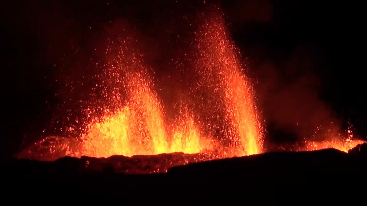Volcan : les incroyables images de l’éruption du Piton de la Fournaise filmée depuis les airs