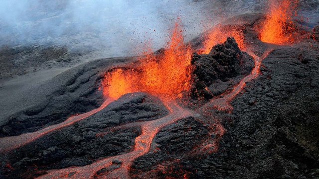 Le Piton de la Fournaise, ce volcan actif aux éruptions fréquentes sur l'île de la Réunion