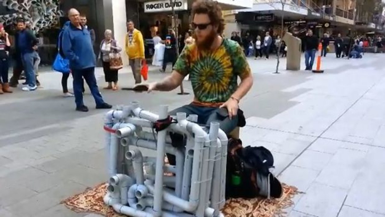 Ein australischer Straßenmusiker gibt ein Wahnsinns-Konzert auf... Röhren