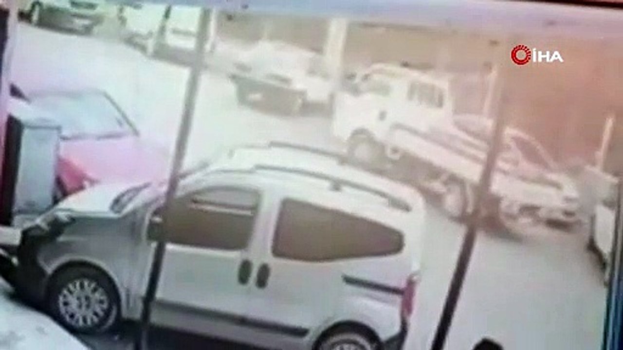 Görüntü Bursa'dan... Yayaya çarpıp kaçtı