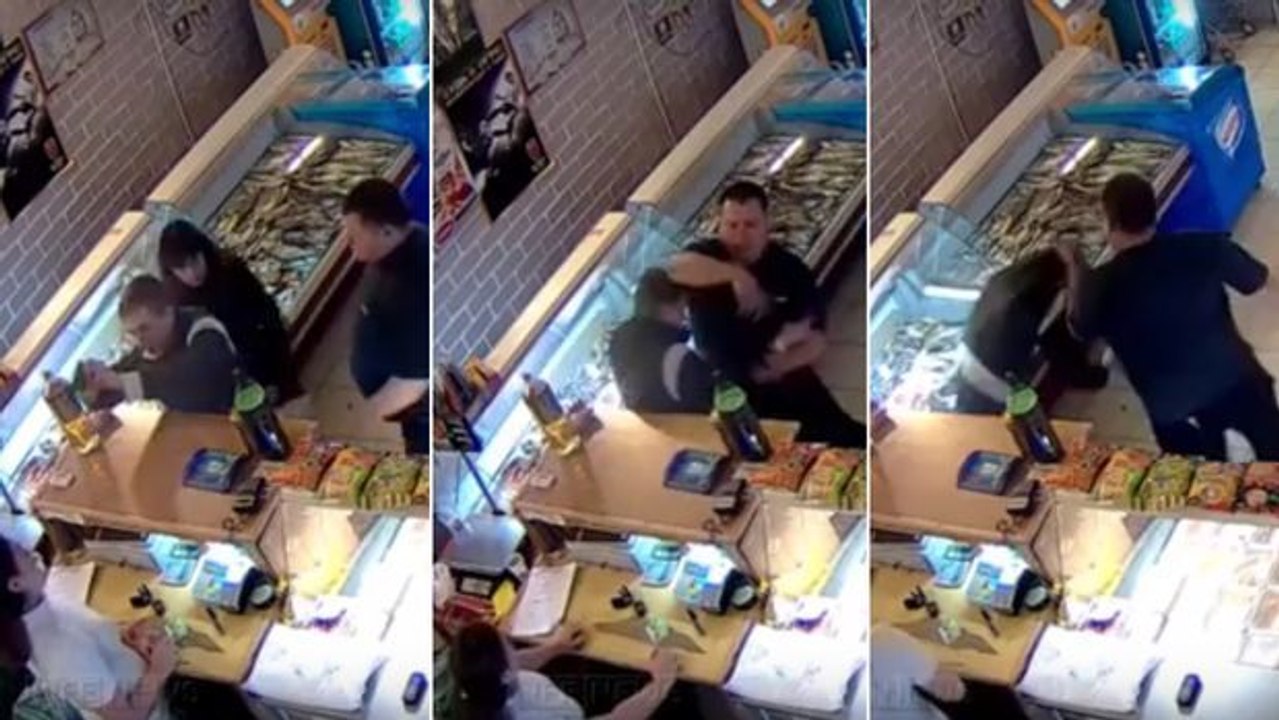 Security in Russland beherrscht einen bewaffneten Dieb, der eine Verkäuferin angreift