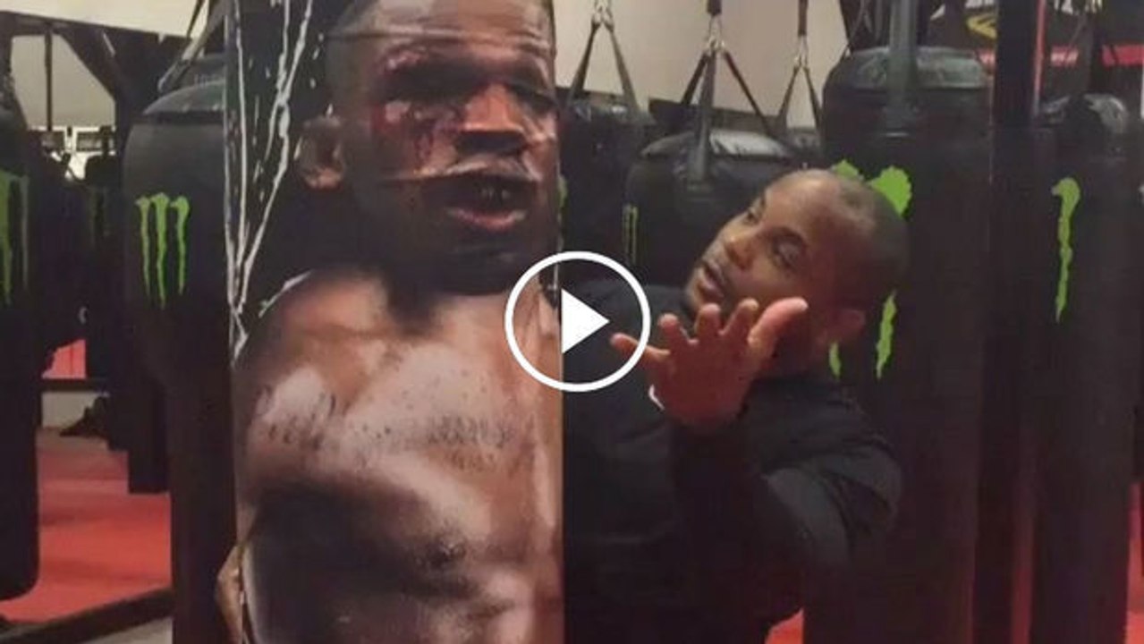 Daniel Cormier schlägt in einen Sandsack mit dem Abbild von Jon Jones