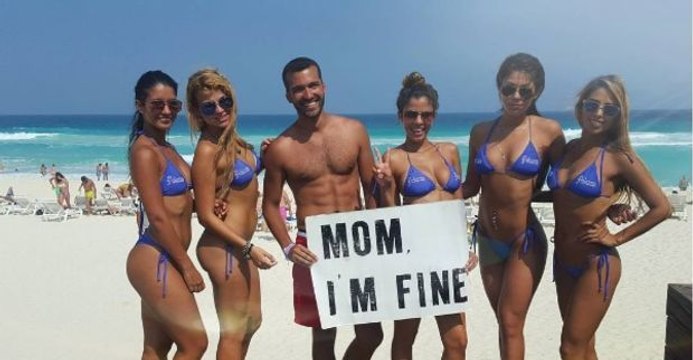 Auf Weltreise schenkt er seiner Mutter auf ganz besondere Weise Grüße