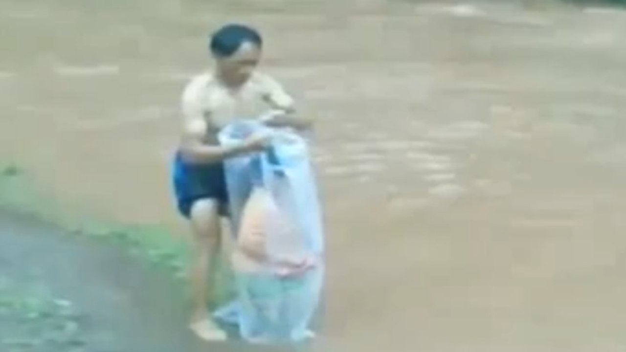 Um den Fluss zu überqueren, nutzen diese Vietnamesen überraschende Techniken!