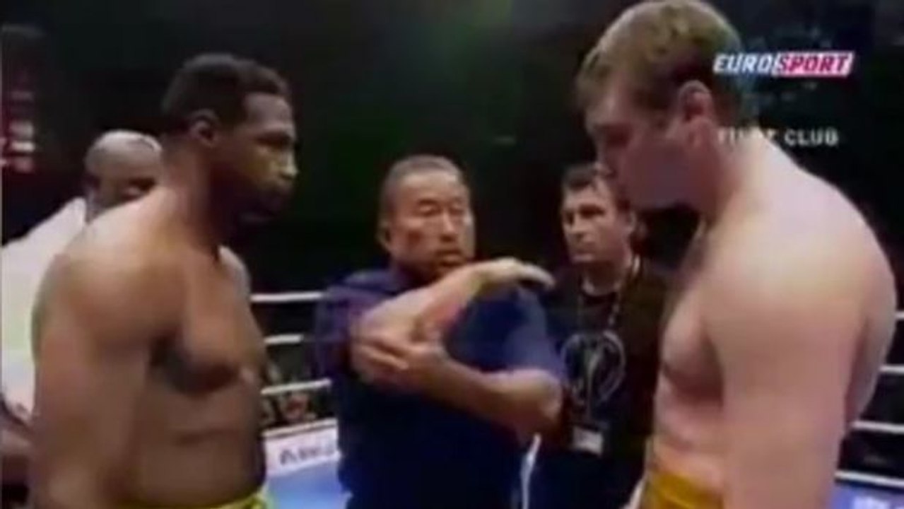 Der Kickboxer Alexey Ignashov misst sich im freien Kampf mit dem Boxer Steve Williams