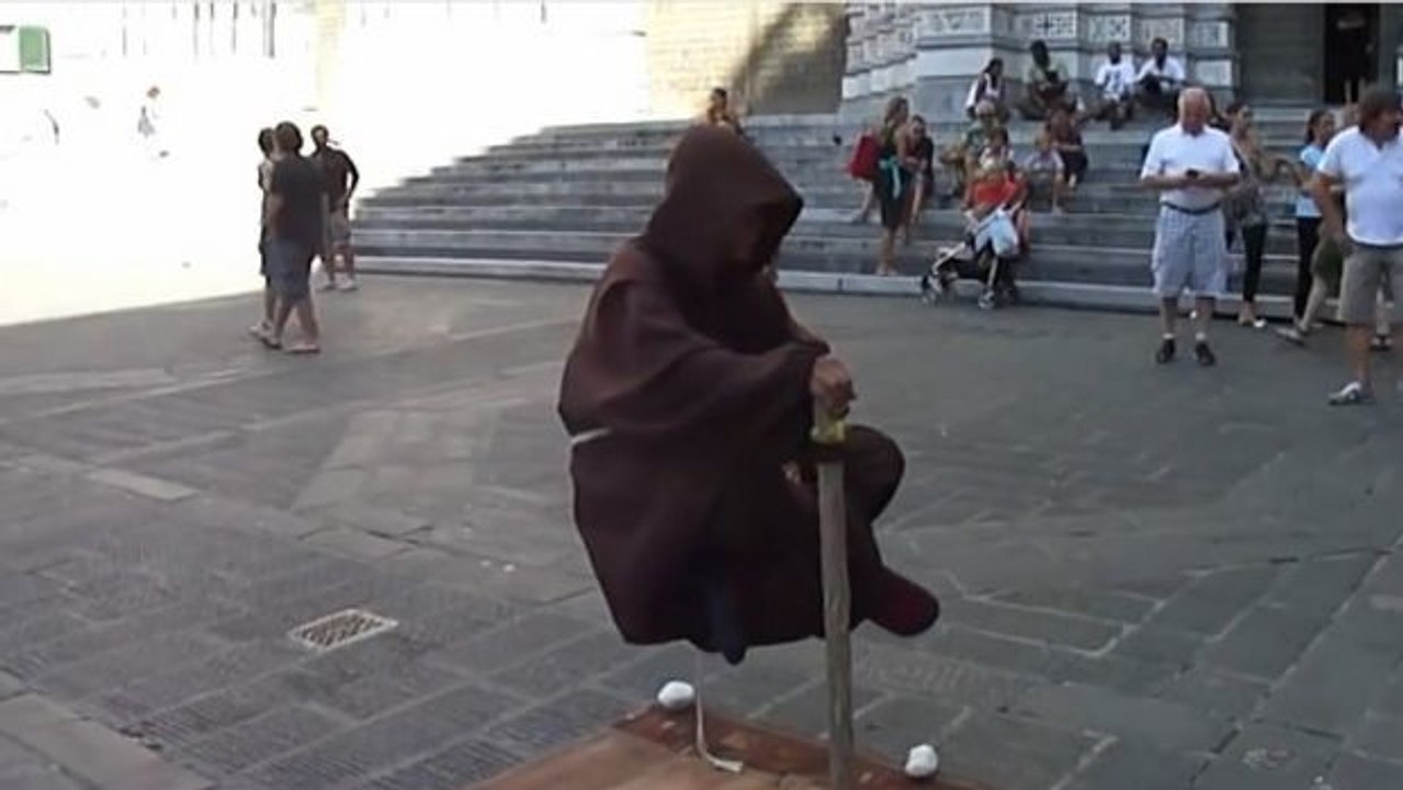 Ein schwebender Künstler auf offener Straße in Gênes