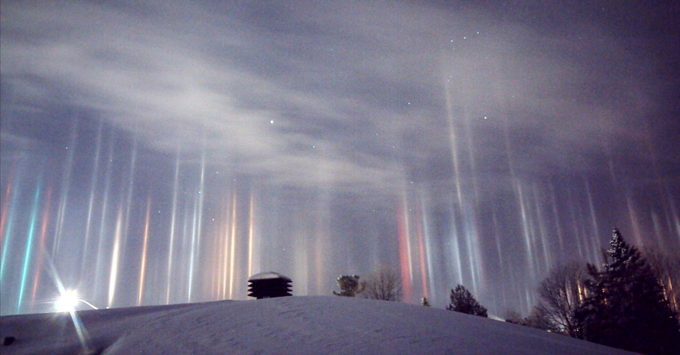 Un Canadien filme un étrange phénomène lumineux dans le ciel