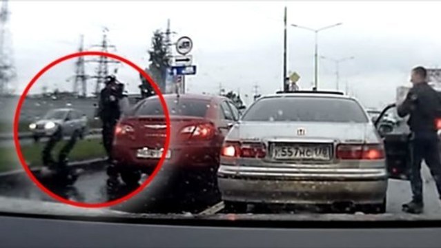 Dieser Road Rager greift die falsche Person an, nämlich einen Kampfsport-Experten…