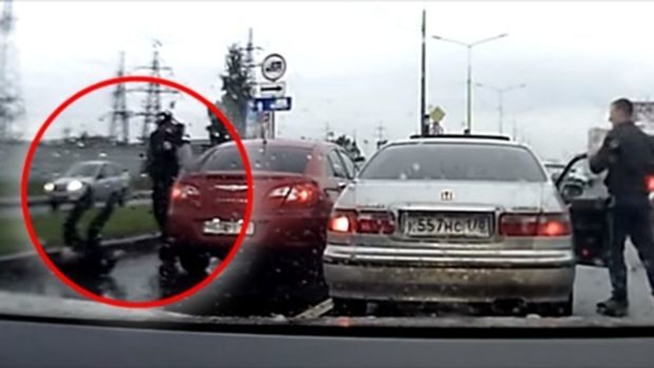 Dieser Road Rager greift die falsche Person an, nämlich einen Kampfsport-Experten…