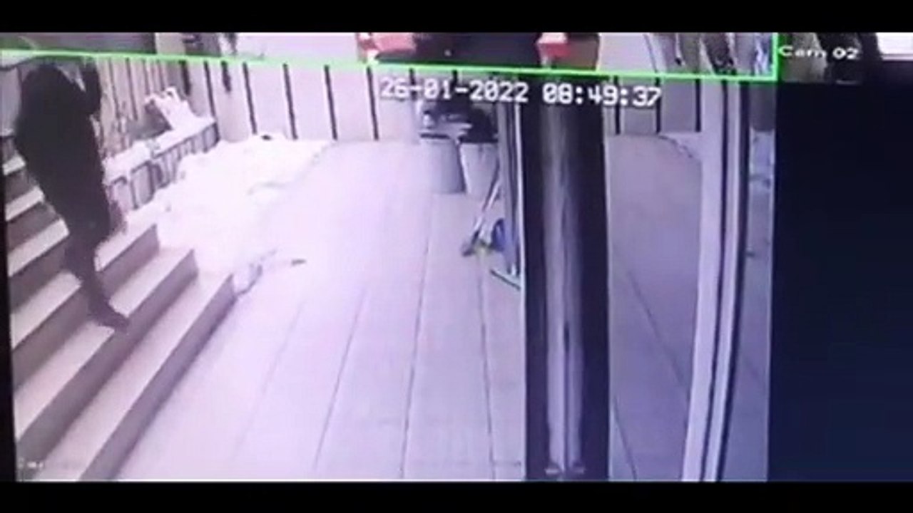 Son téléphone prend feu et lui brûle les fesses