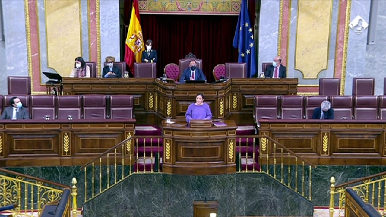 Una diputada de Unidas Podemos, a Vox, citando a Rigoberta Bandini: "¿Por qué les dan tanto miedo nuestras tetas?"