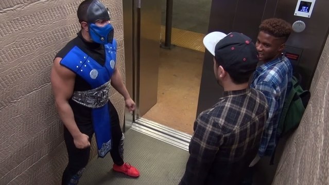 Mortal Kombat : Sub-Zero piège les gens dans un ascenseur