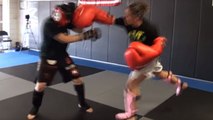 Cris Cyborg nimmt die ungewöhnliche Herausforderung eines Journalisten an