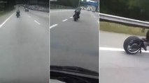 Ein seltsamer Motorradfahrer auf einer Straße in Malaysia