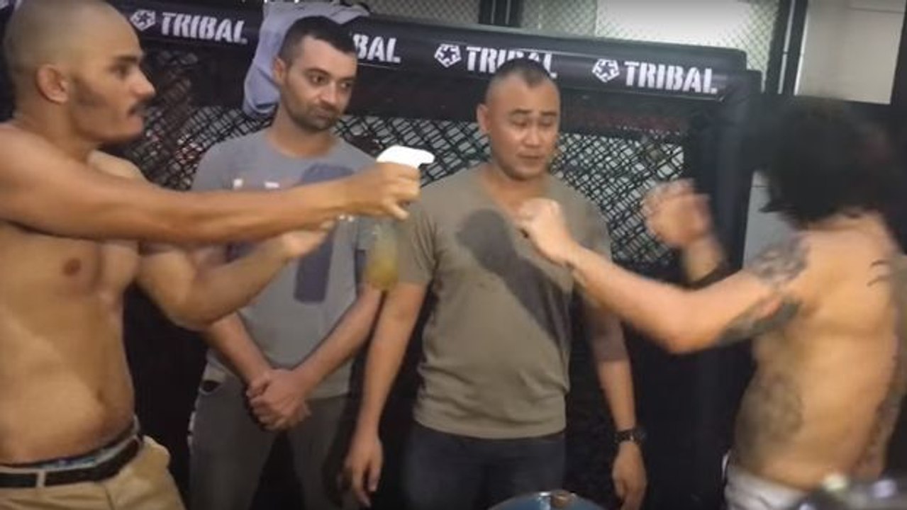 URCC: Kiko Matos bespritzt Baron Geisler beim Wiegen mit seinem Urin