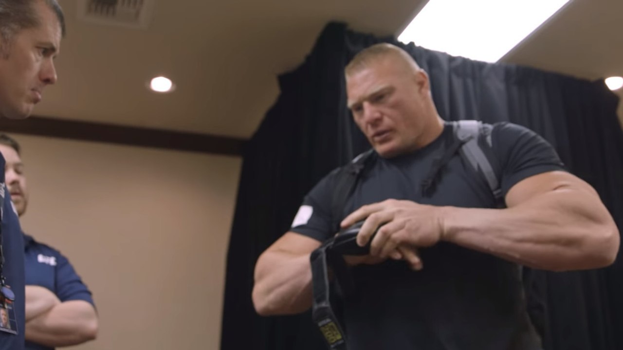 Brock Lesnar's Hände sind zu riesig für die Handschuhe