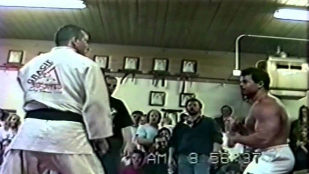 Dieser Jiu-Jitsu-Profi fordert einen Bodybuilder heraus und demütigt ihn