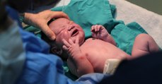 Jumeau parasite : des médecins retirent un foetus du ventre d'un nouveau-né en Inde